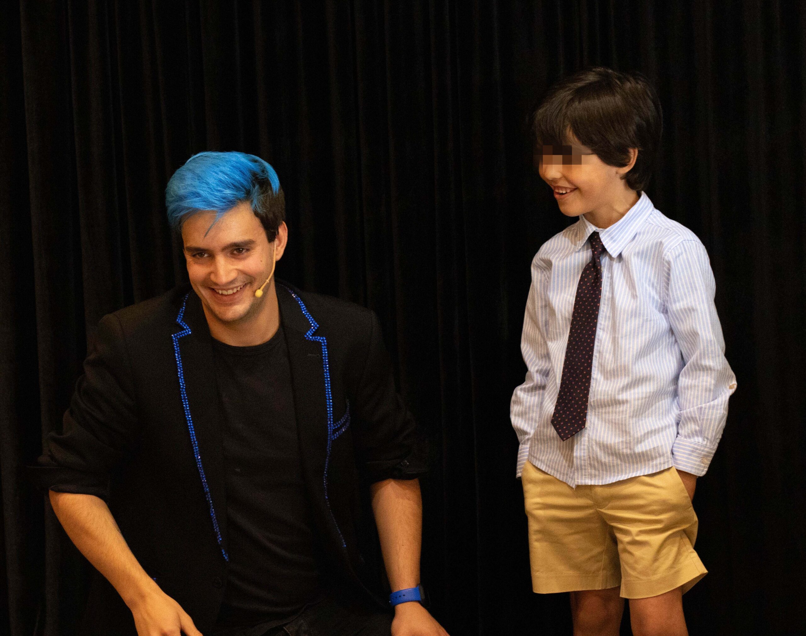 Foto de momento del espectáculo de mago para comuniones Ivan Torres donde se ve a un niño al lado riéndose para la entrada del blog magos para comuniones precio