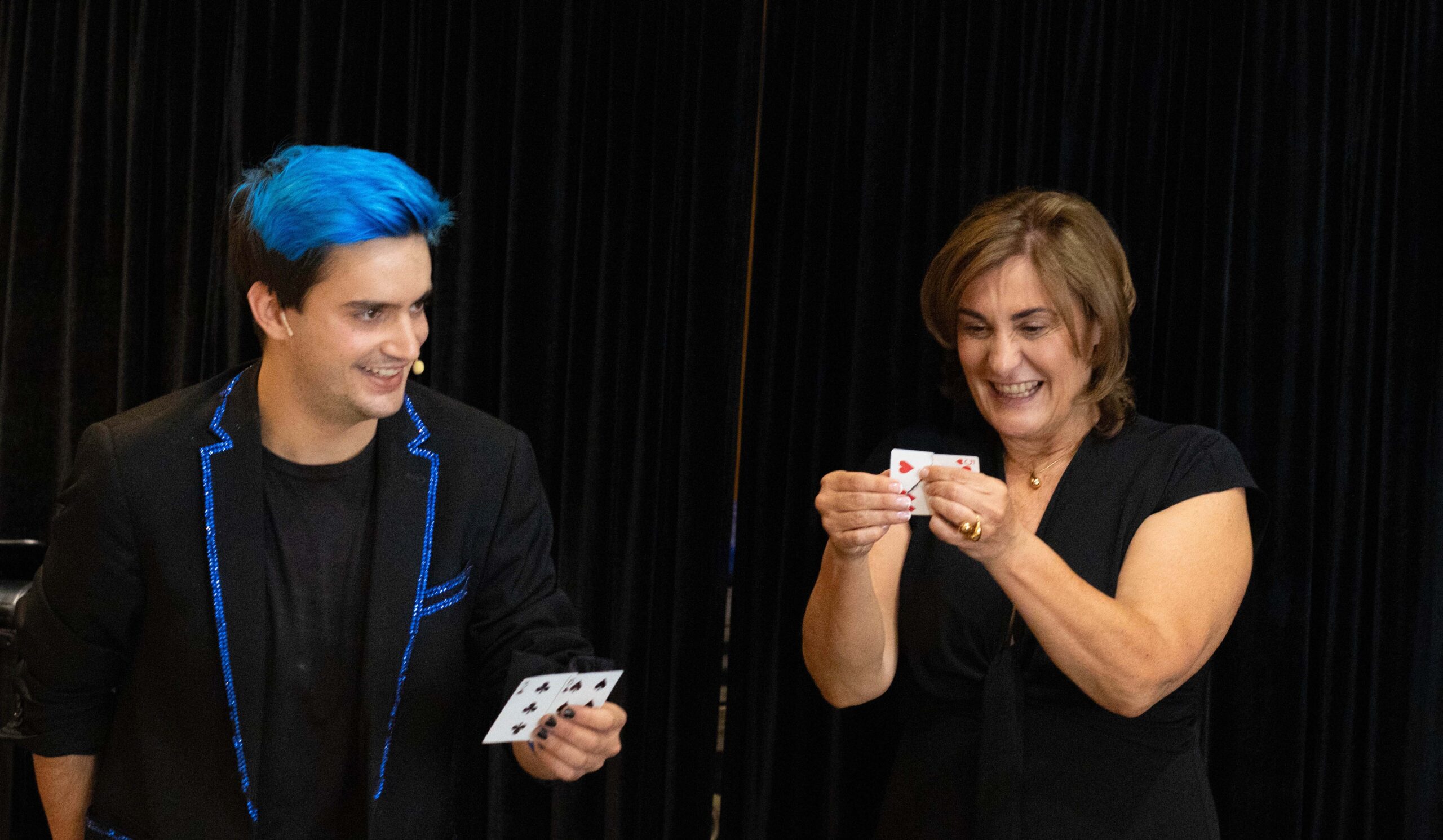 Mago comuniones Ivan Torres con la madre del hijo de la comunión en el escenario con una carta rota en la mano.