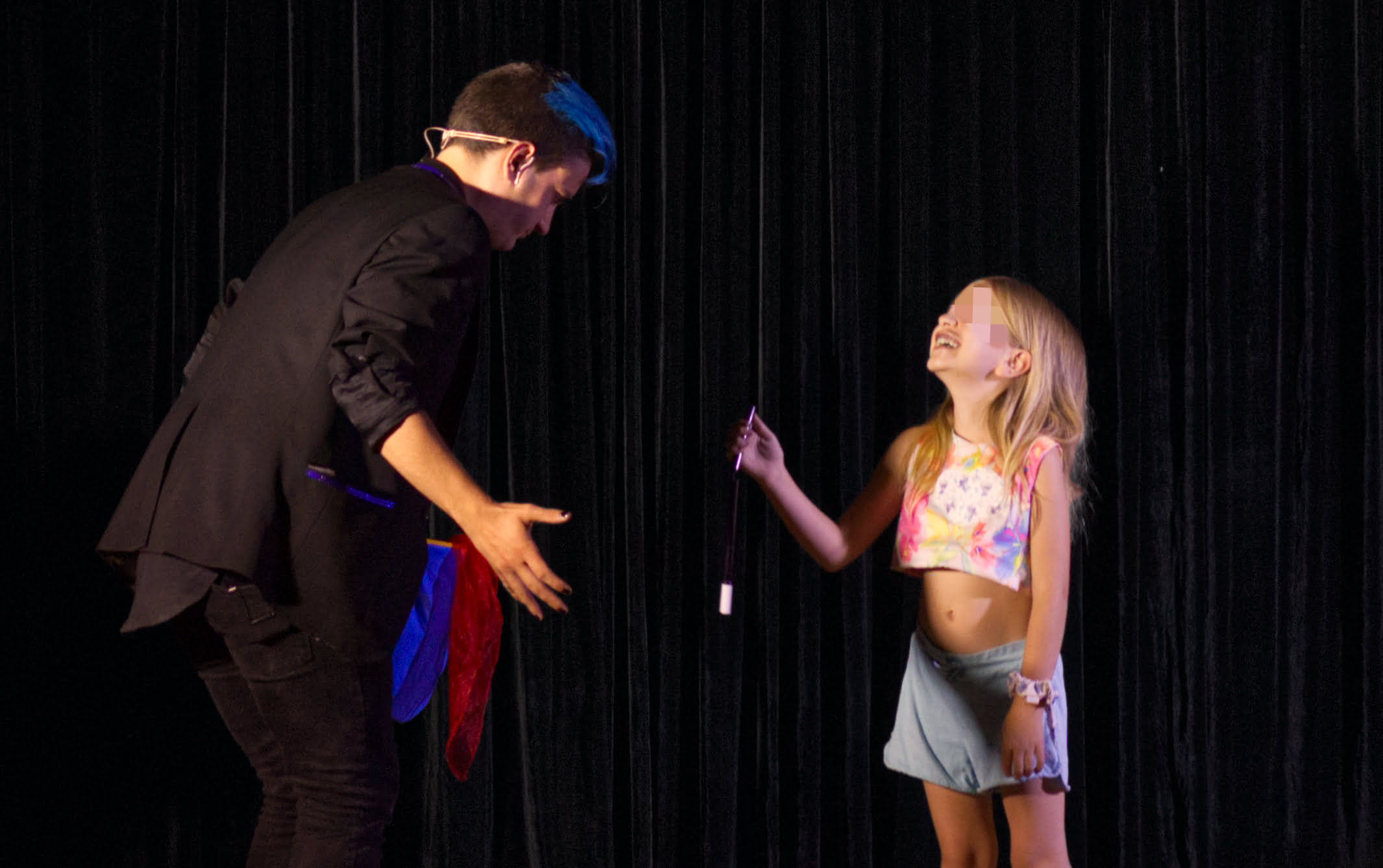 Niña riéndose en un espectáculo infantil del mago Ivan Torres. Contratar mago