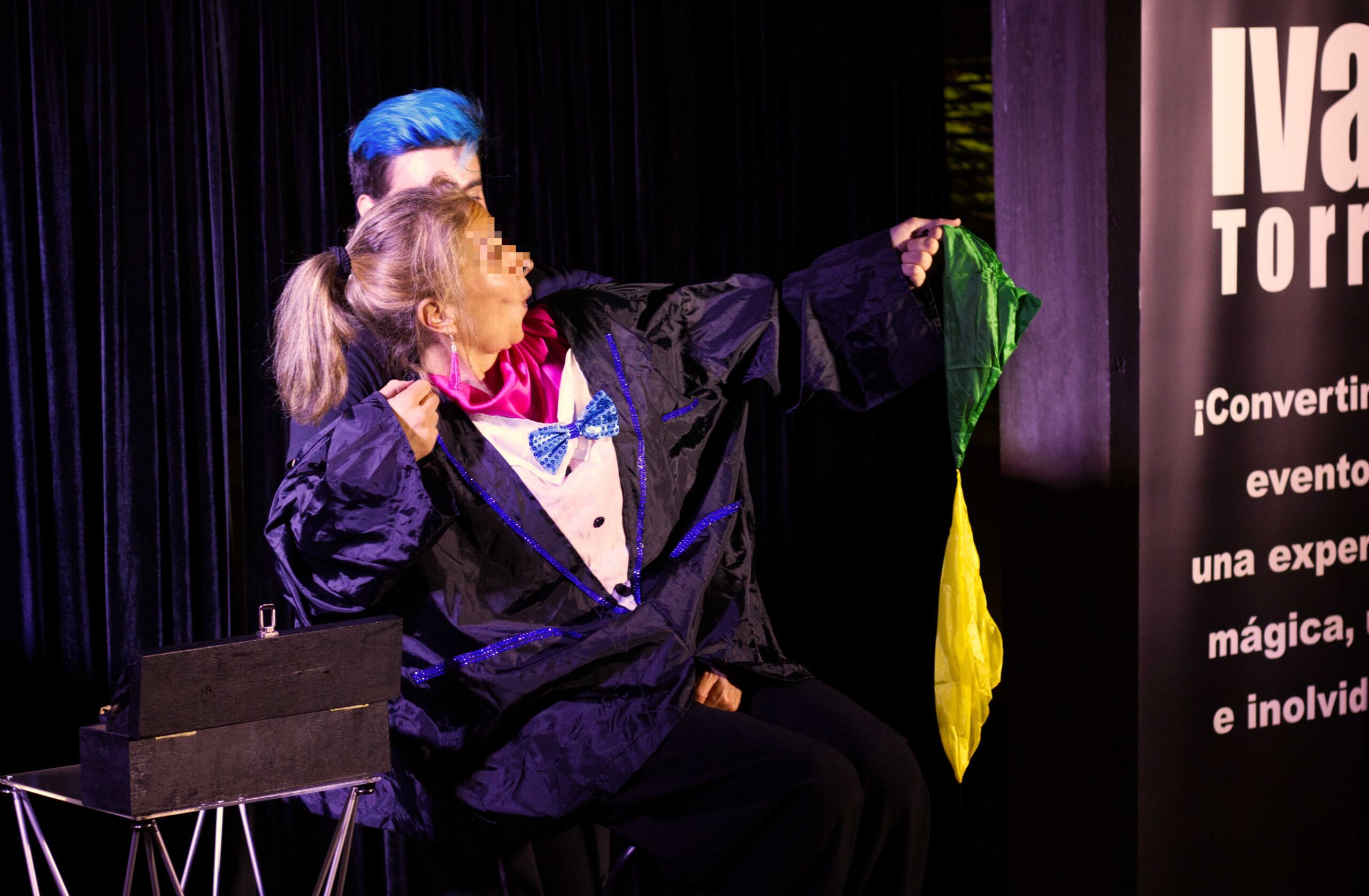 Show de mago para adultos Ivan Torres con mujer pasandolo bien