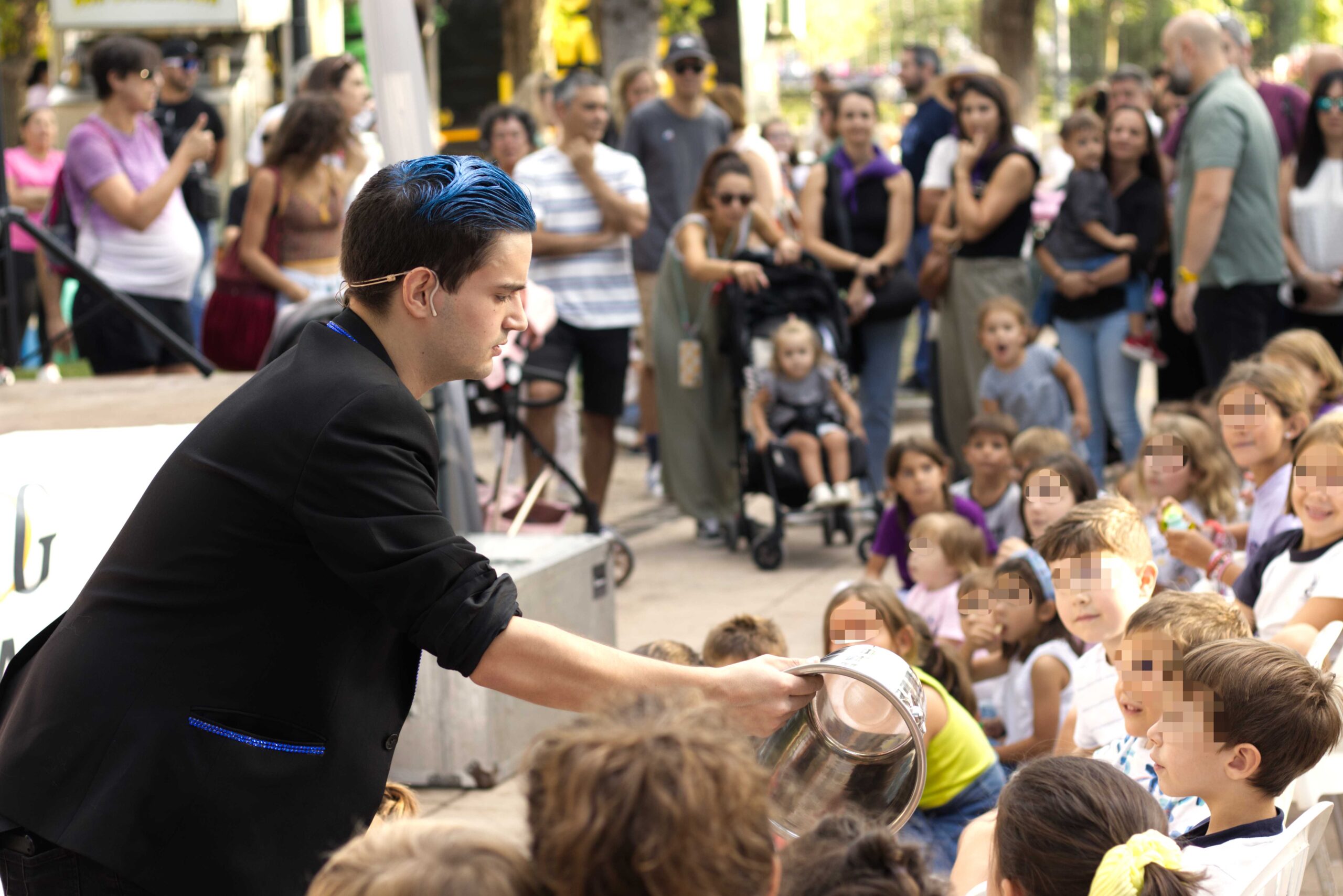 Mago para eventos Ivan Torres actuando ante publico familiar en la calle