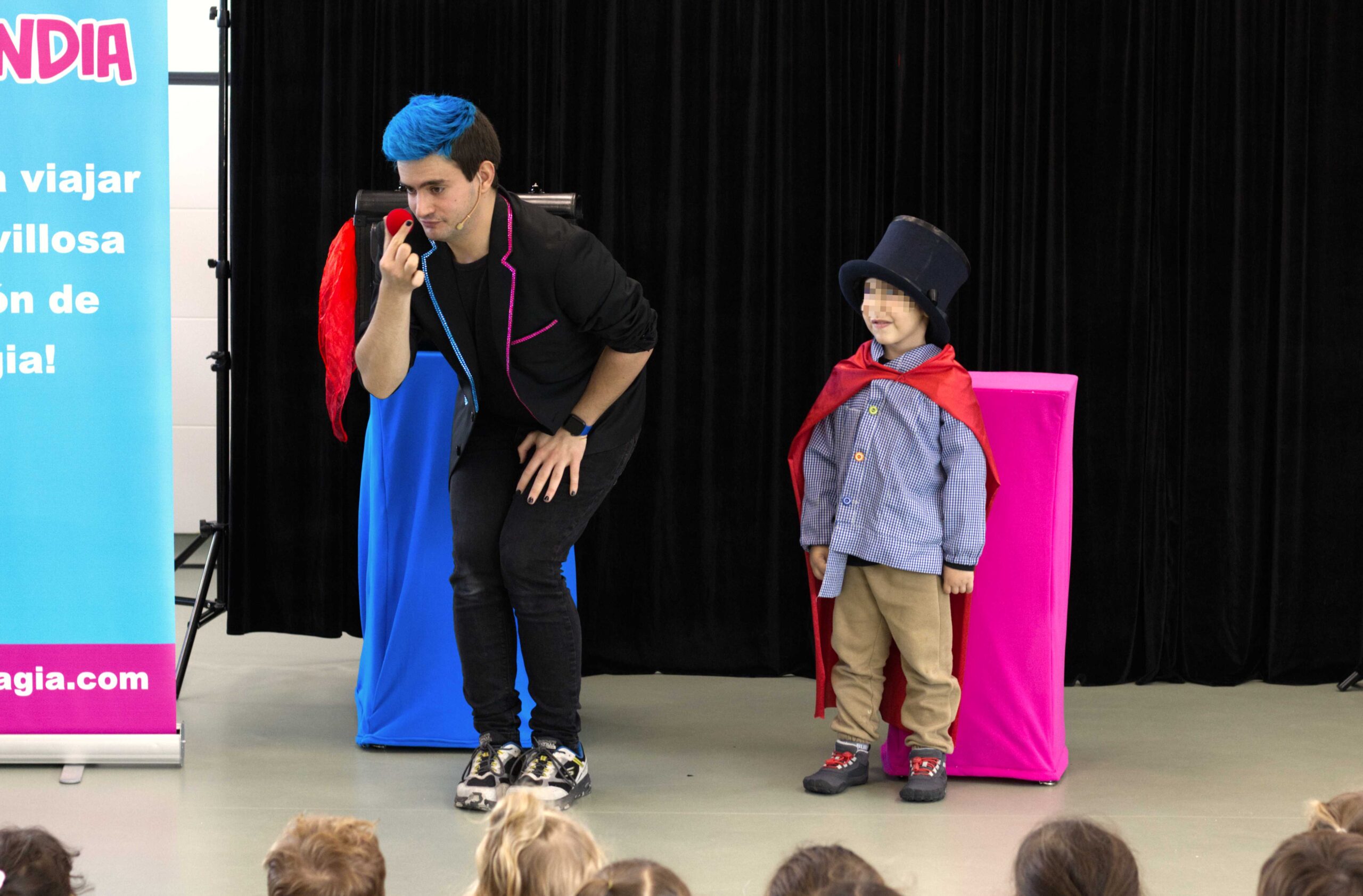 Espectáculo de magia para colegios de Ivan Torres con un niño vestido de mago en un colegio.
