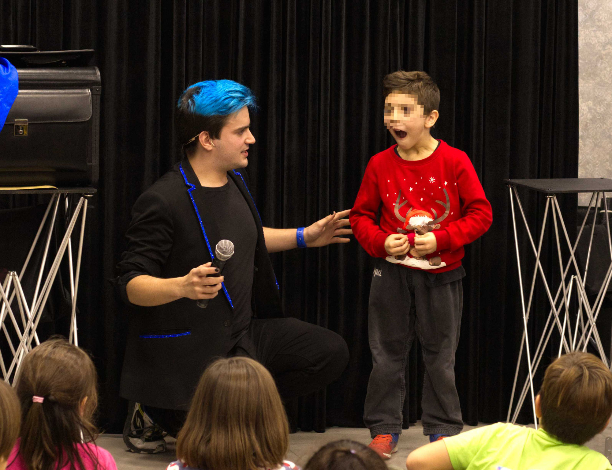 Ivan Torres junto con un espectádor flipando