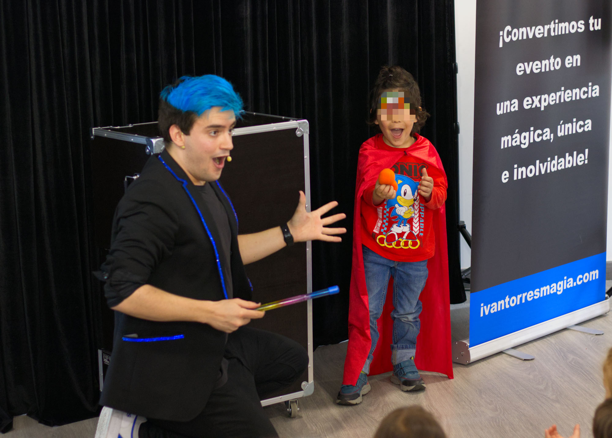 Mago Ivan Torres con espectádor flipando durante espectáculo Magilandia