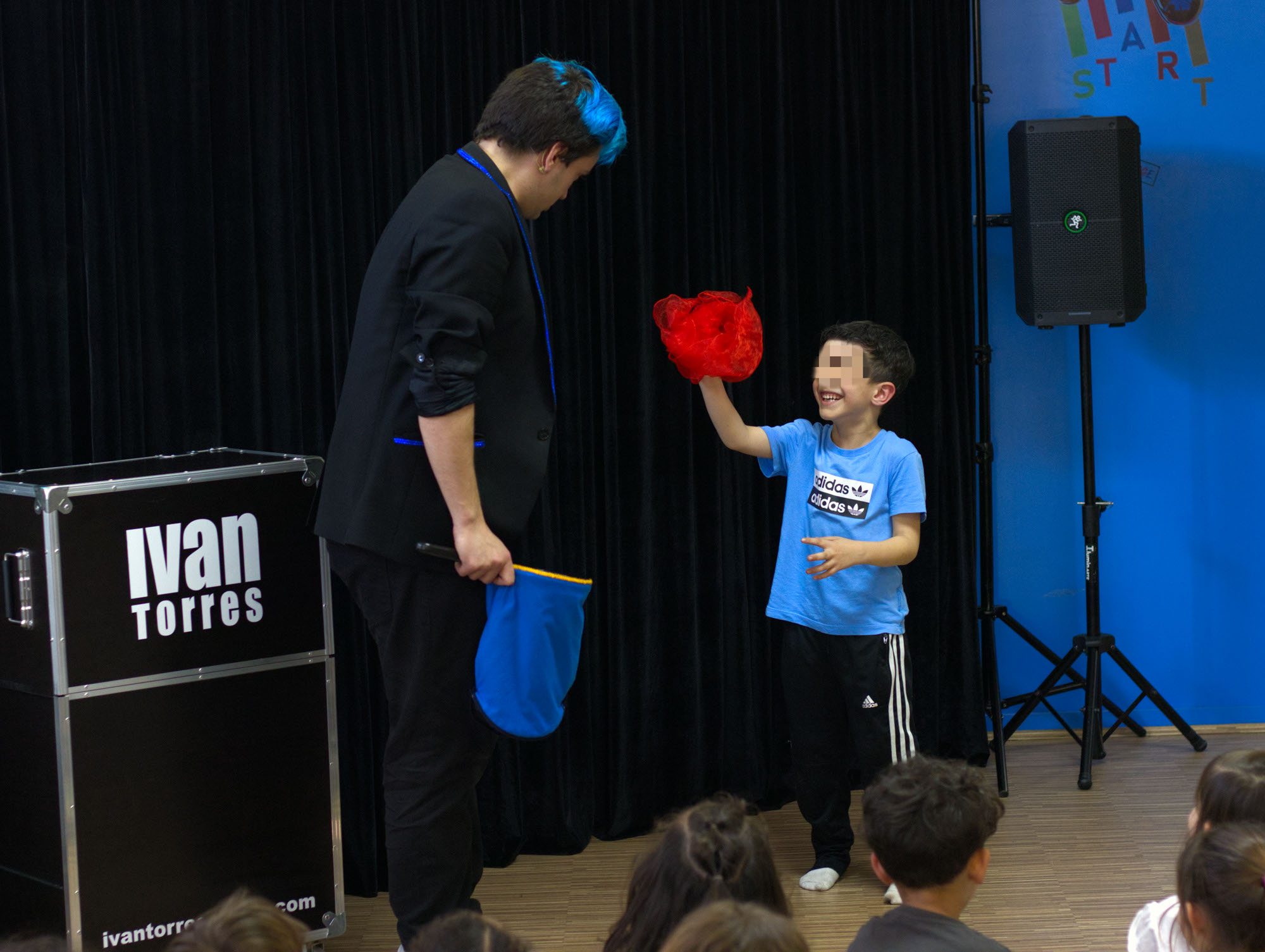 Espectador riéndose durante show Magilandia