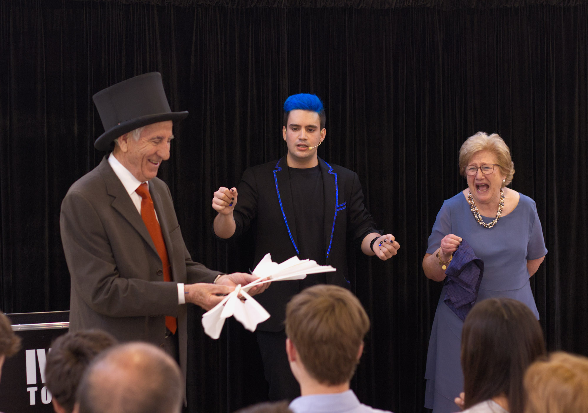 Mago para comuniones Ivan Torres junto a los abuelos de la protagonista de la comunión, con el hombre con un abanico roto y la mujer riéndose