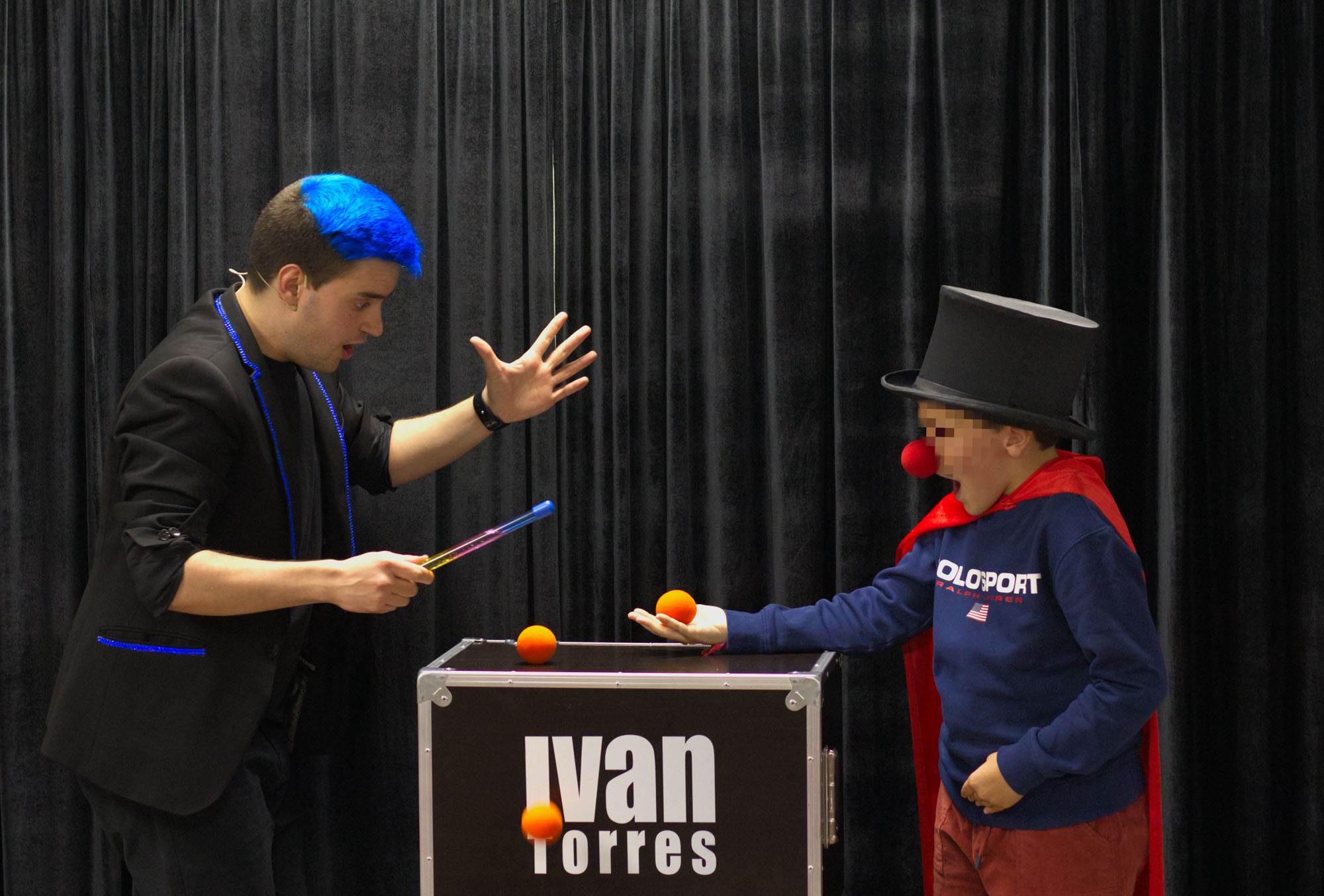 Mago para eventos y comuniones Ivan Torres y un niño flipando con la magia