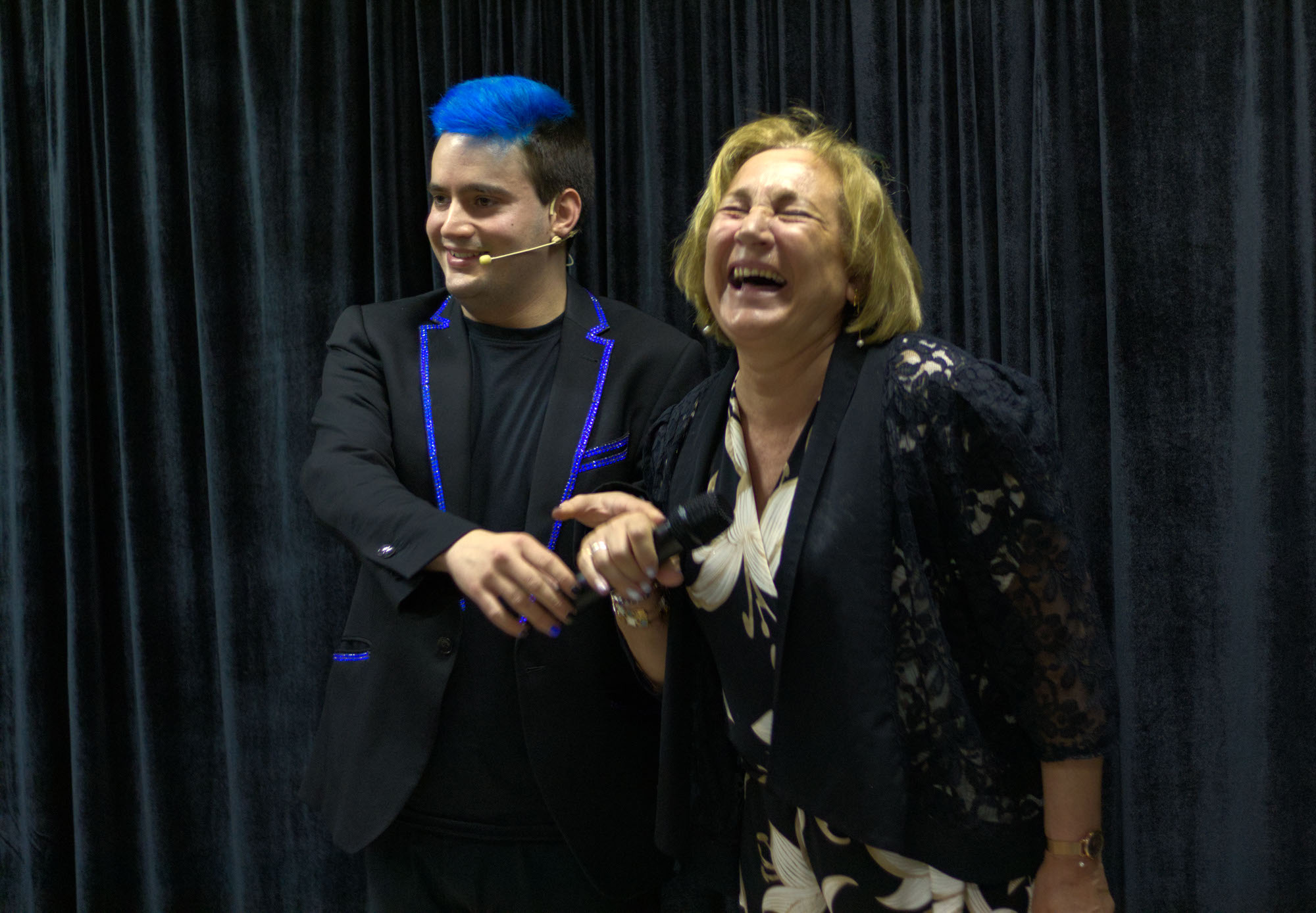 Mago para eventos Ivan Torres junto a una mujer riéndose mucho