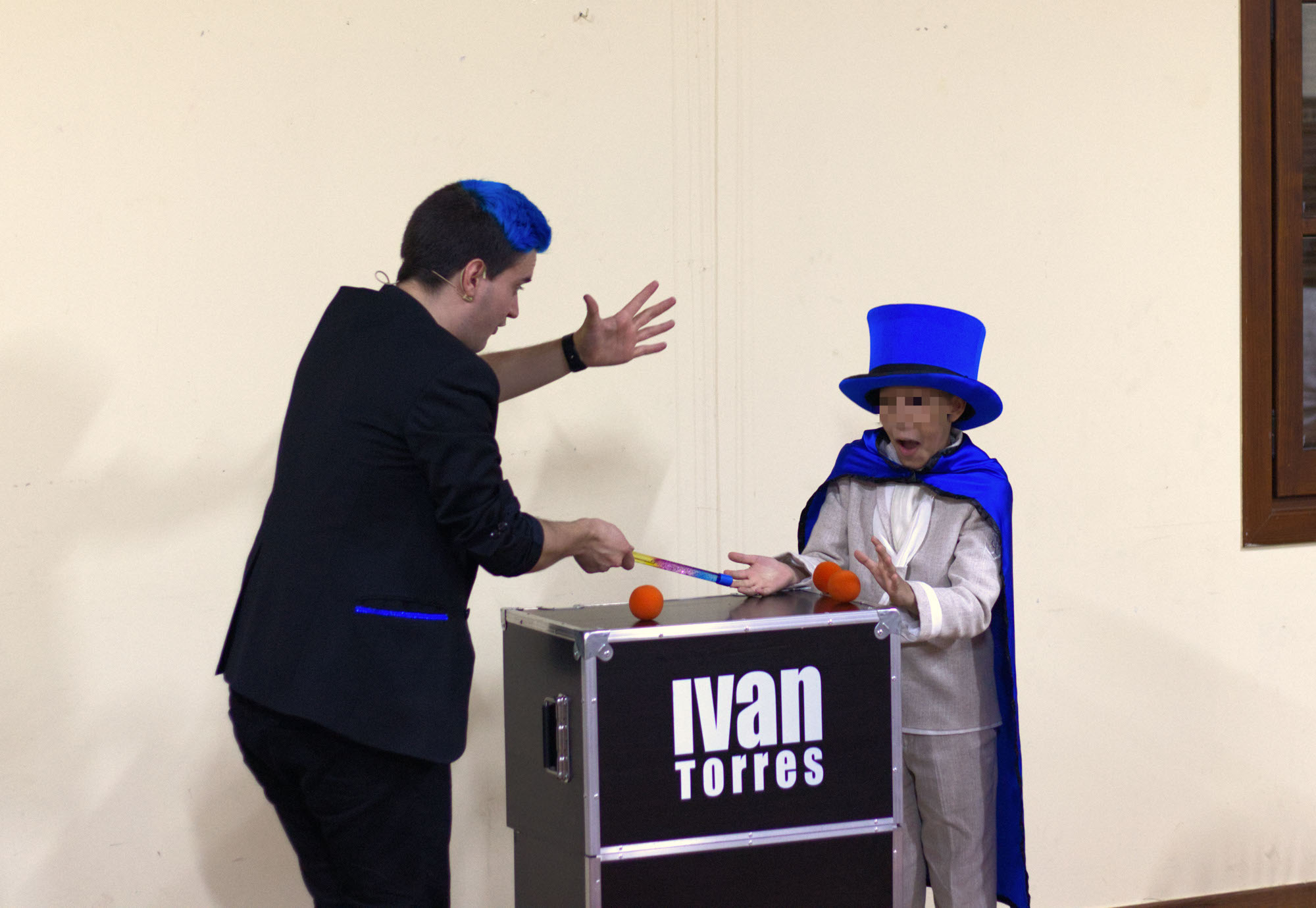 Momento donde ocurre la magia en las manos del niño de la comunión con el mago para comuniones Ivan Torres