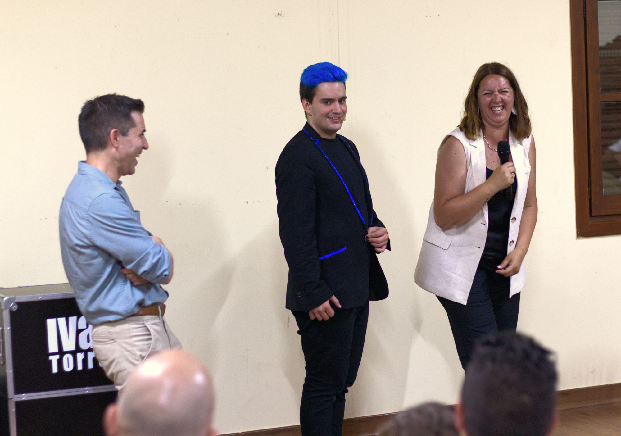 Mago para comuniones Ivan Torres con dos padres del público riéndose