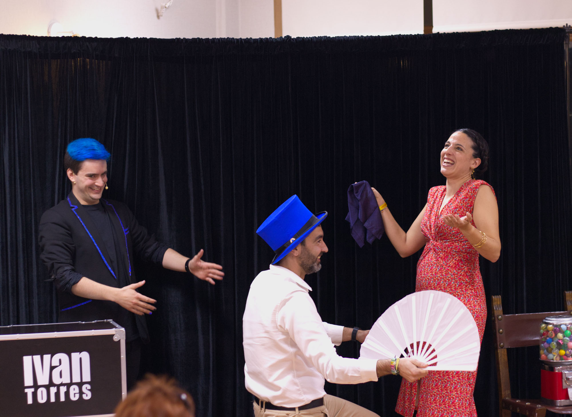 Mago para comuniones Ivan Torres señalando el acto que está haciendo una pareja con un abanico
