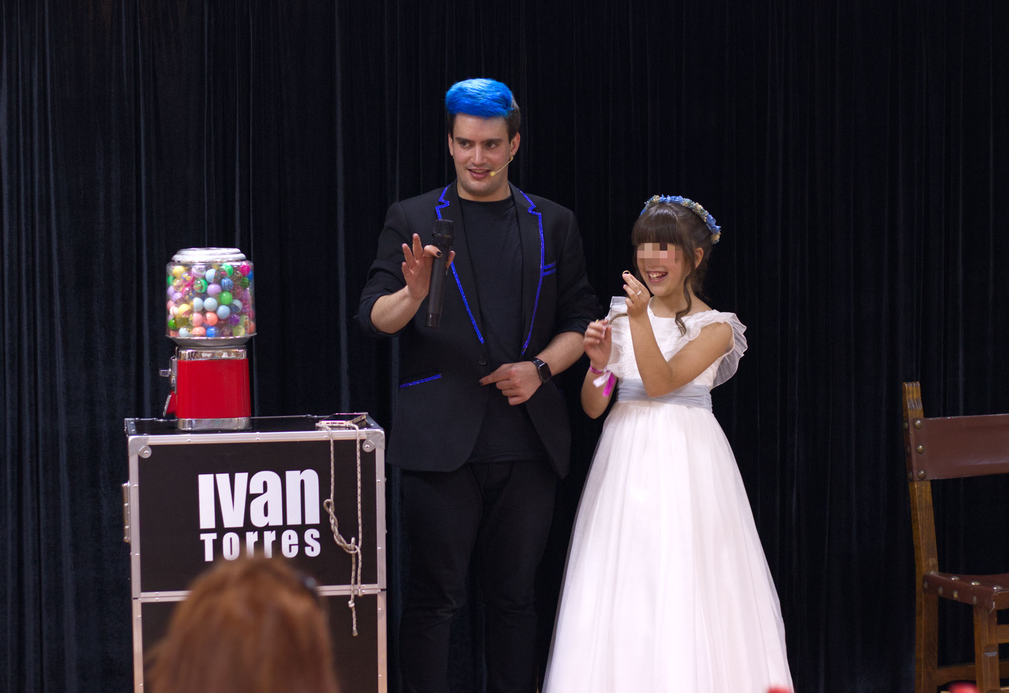 Mago para comuniones Ivan Torres junto niña de la comunión vestida de blanco con un anillo en la mano