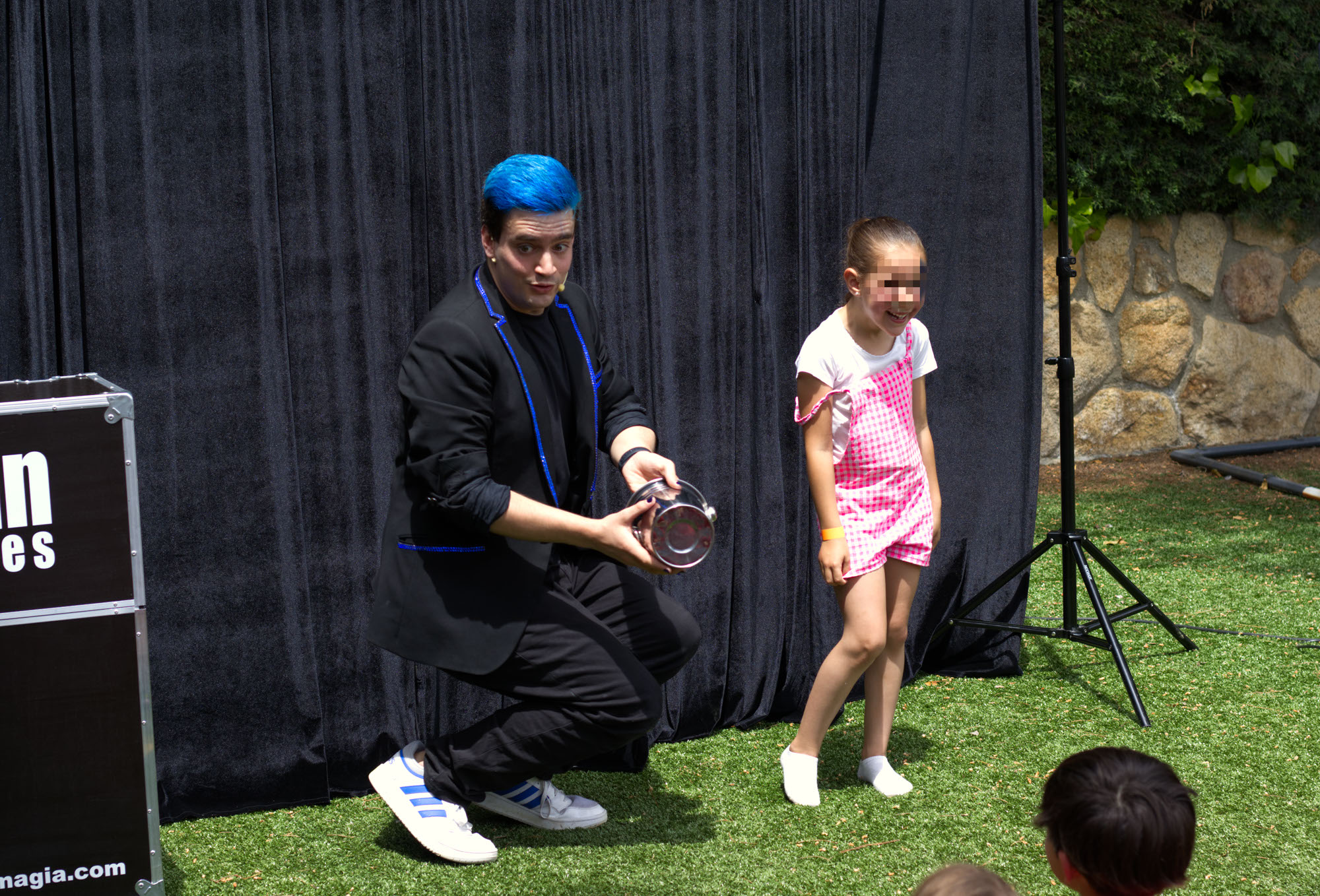 Contratar mago para eventos Ivan Torres junto a una niña en un jardín