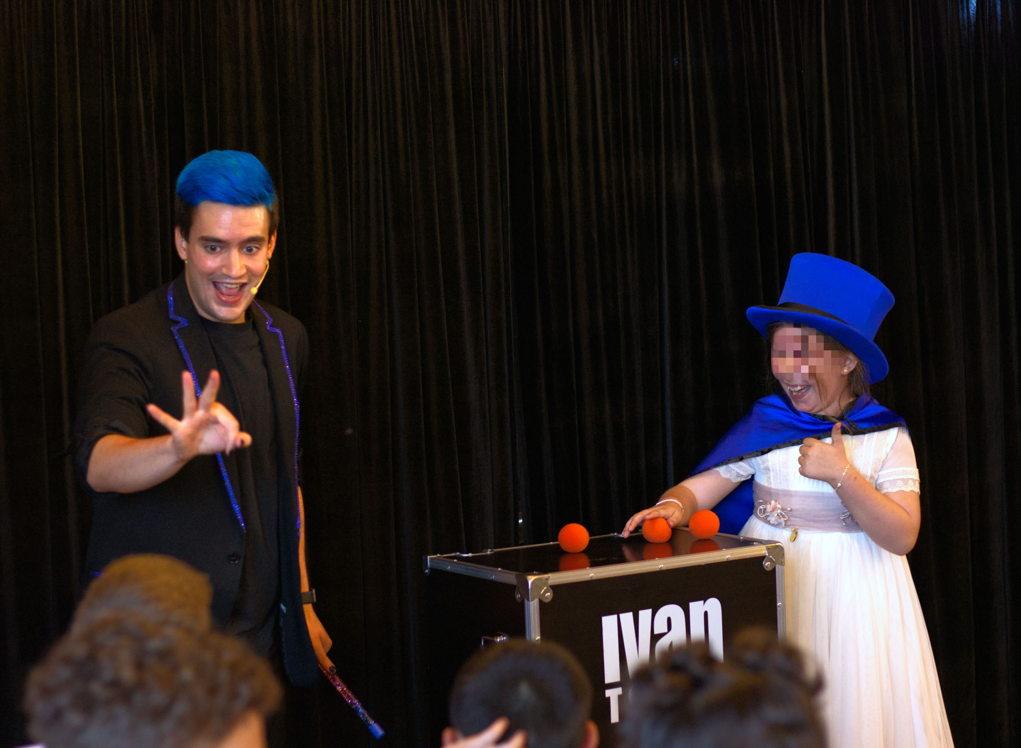 Niña flipando con la magia que acaba de hacer en el show para comuniones de Ivan Torres