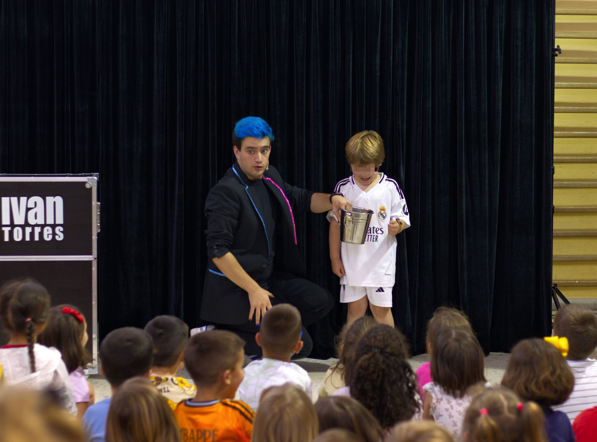 Mago para colegios Ivan Torres con un niño mirando el cubo mágico