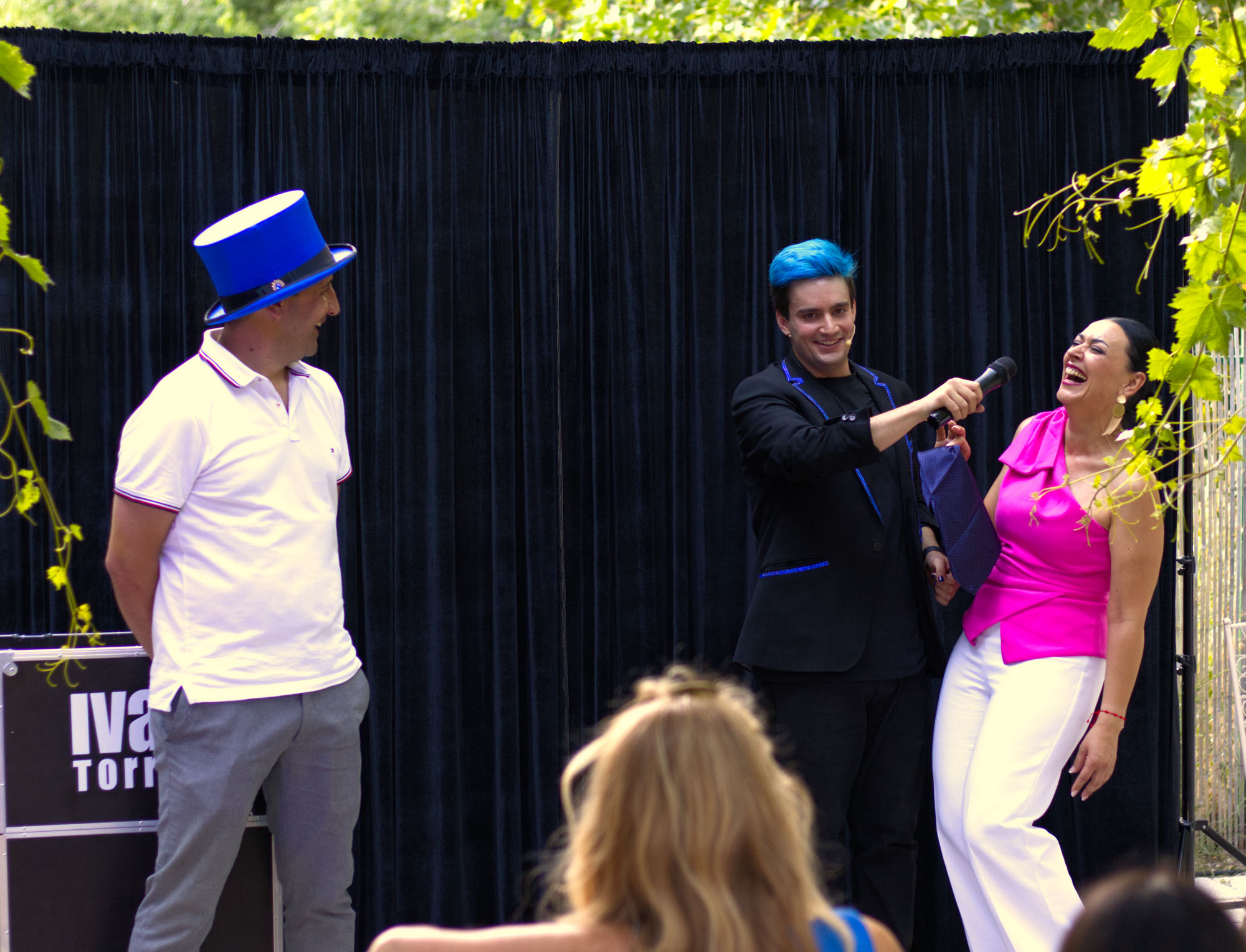 Mago para adultos Ivan Torres junto con una pareja, la mujer riéndose en un cumpleaños de adultos