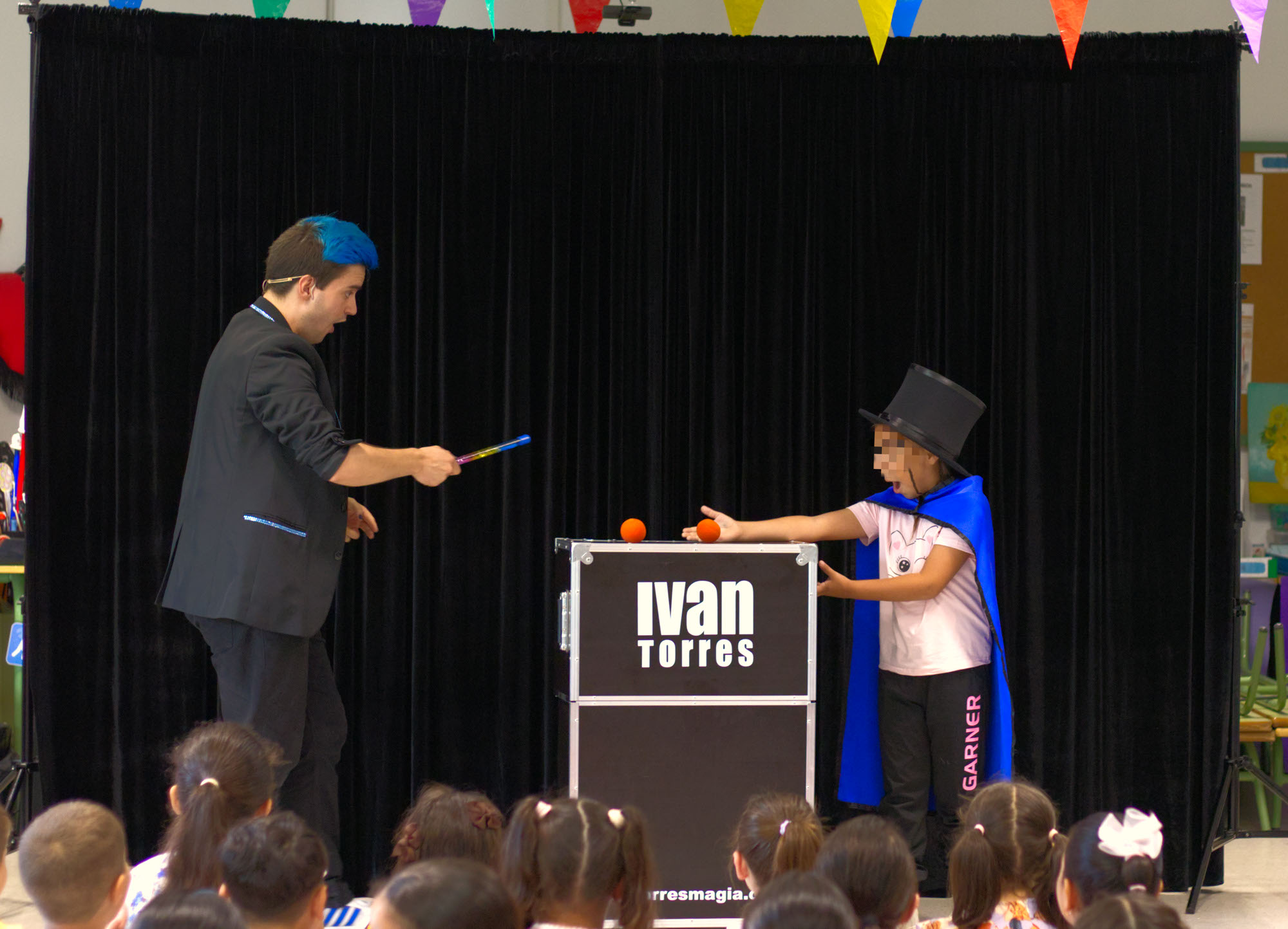 Niña flipando con la magia que acaba de hacer el mago para colegios Ivan Torres
