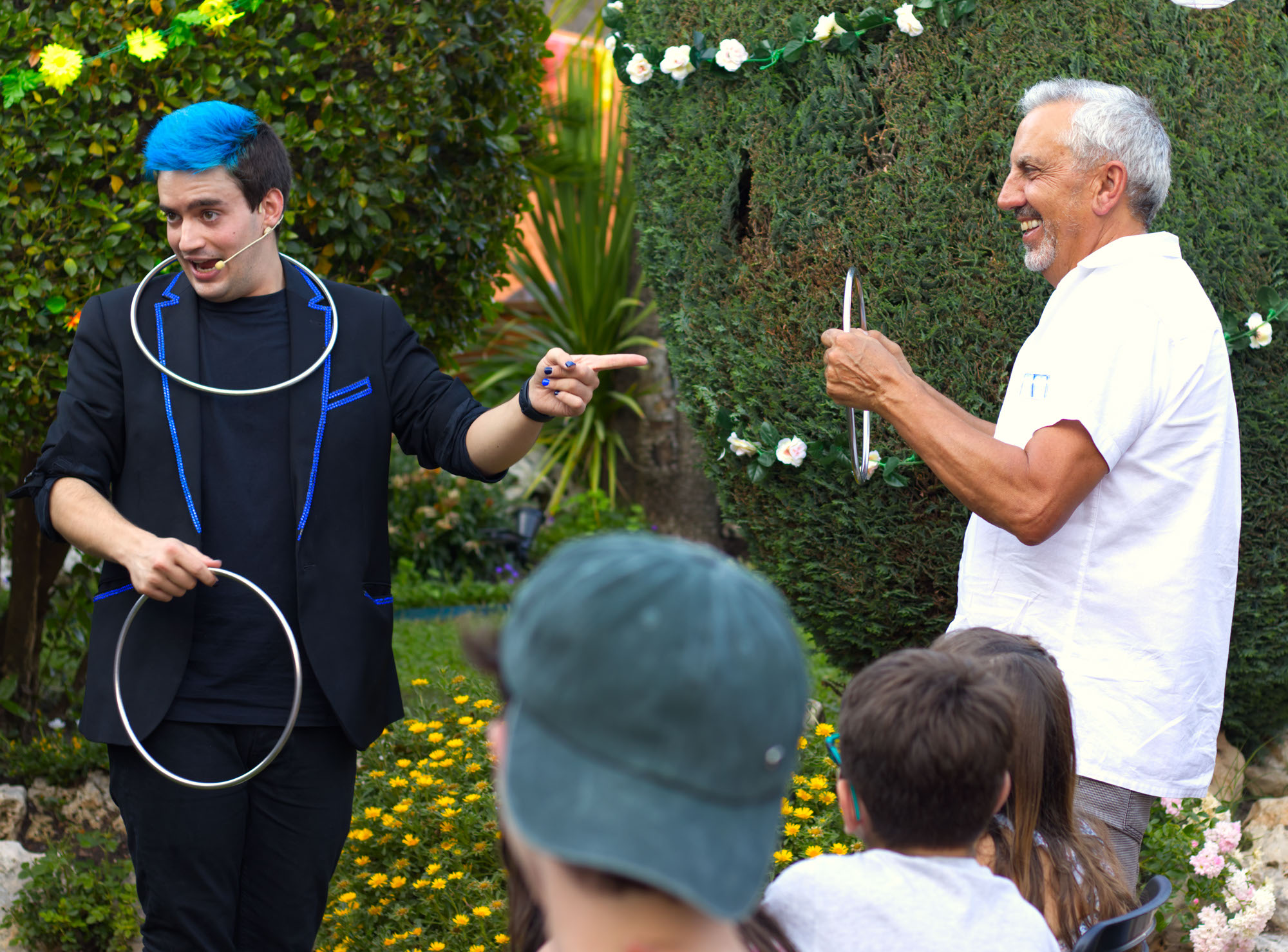 Mago Ivan Torres señalando a una persona del público sonriendo