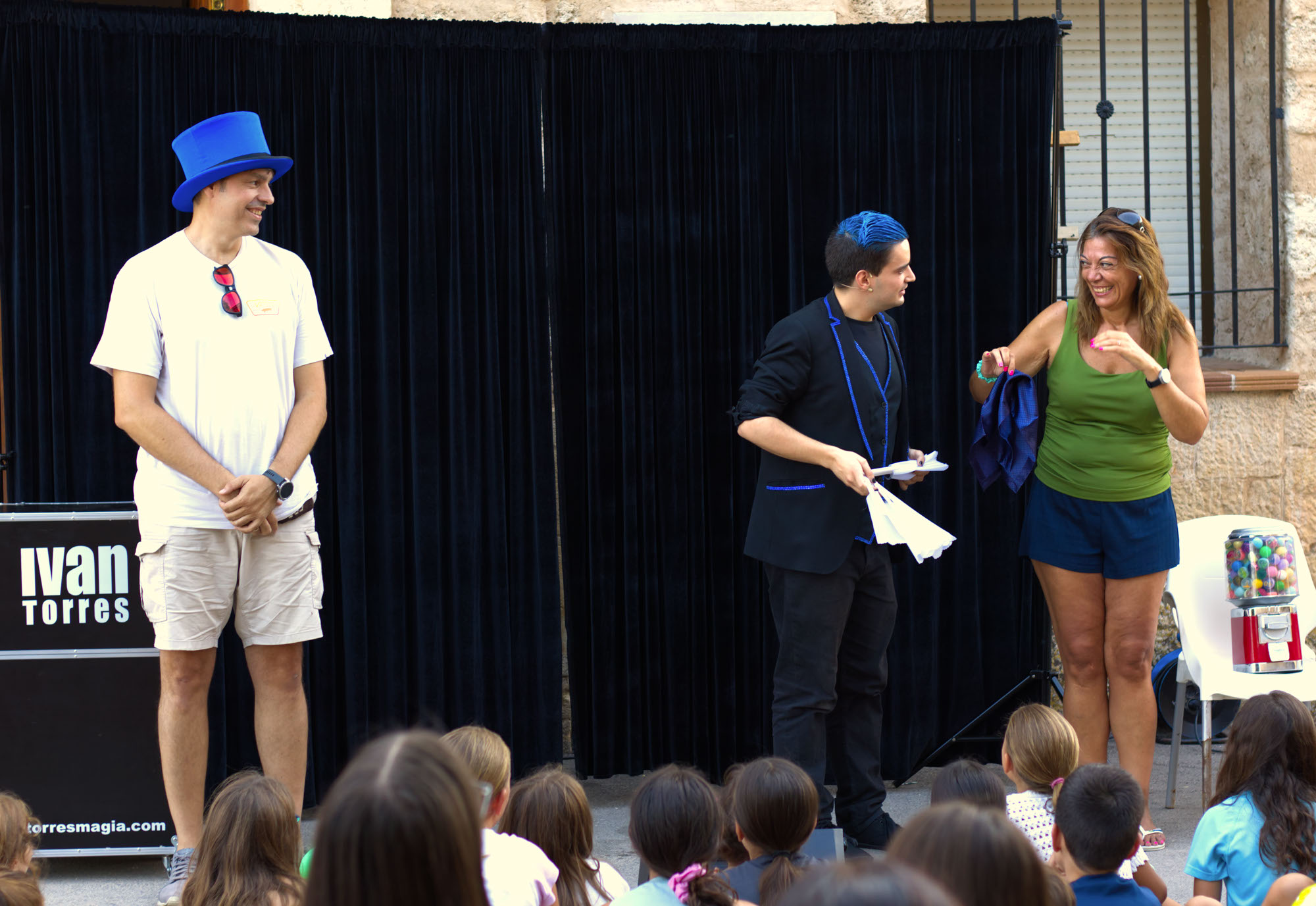 Momento del show de magia Ivan Torres donde está junto a una pareja riéndose