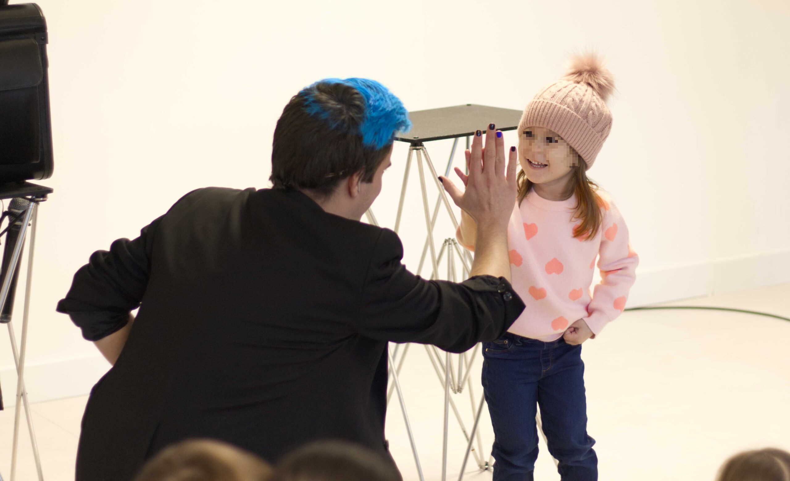 Mago Ivan Torres chocando la mano con espectádora en show Magilandia