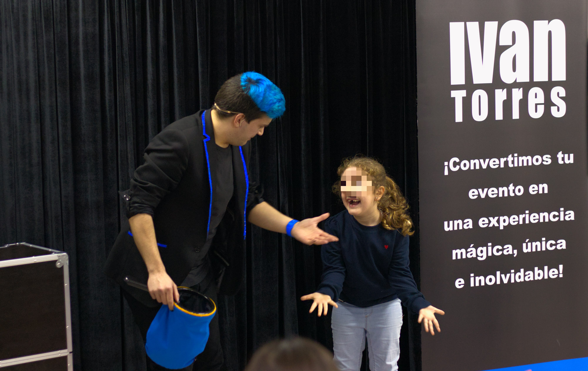 Niña riéndose y mirando al mago cumpleaños Ivan Torres