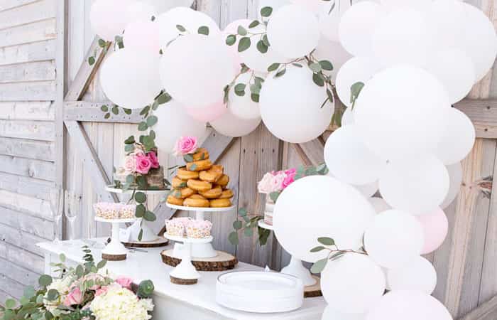 decoracion con globos de primera comunion, ideas para comuniones originales