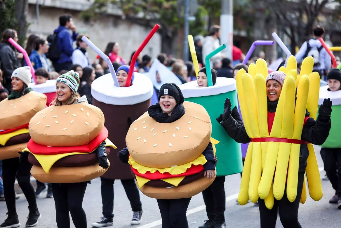 Imagen creada por IA donde se ve a un grupo vestido de cosas de comida rápida