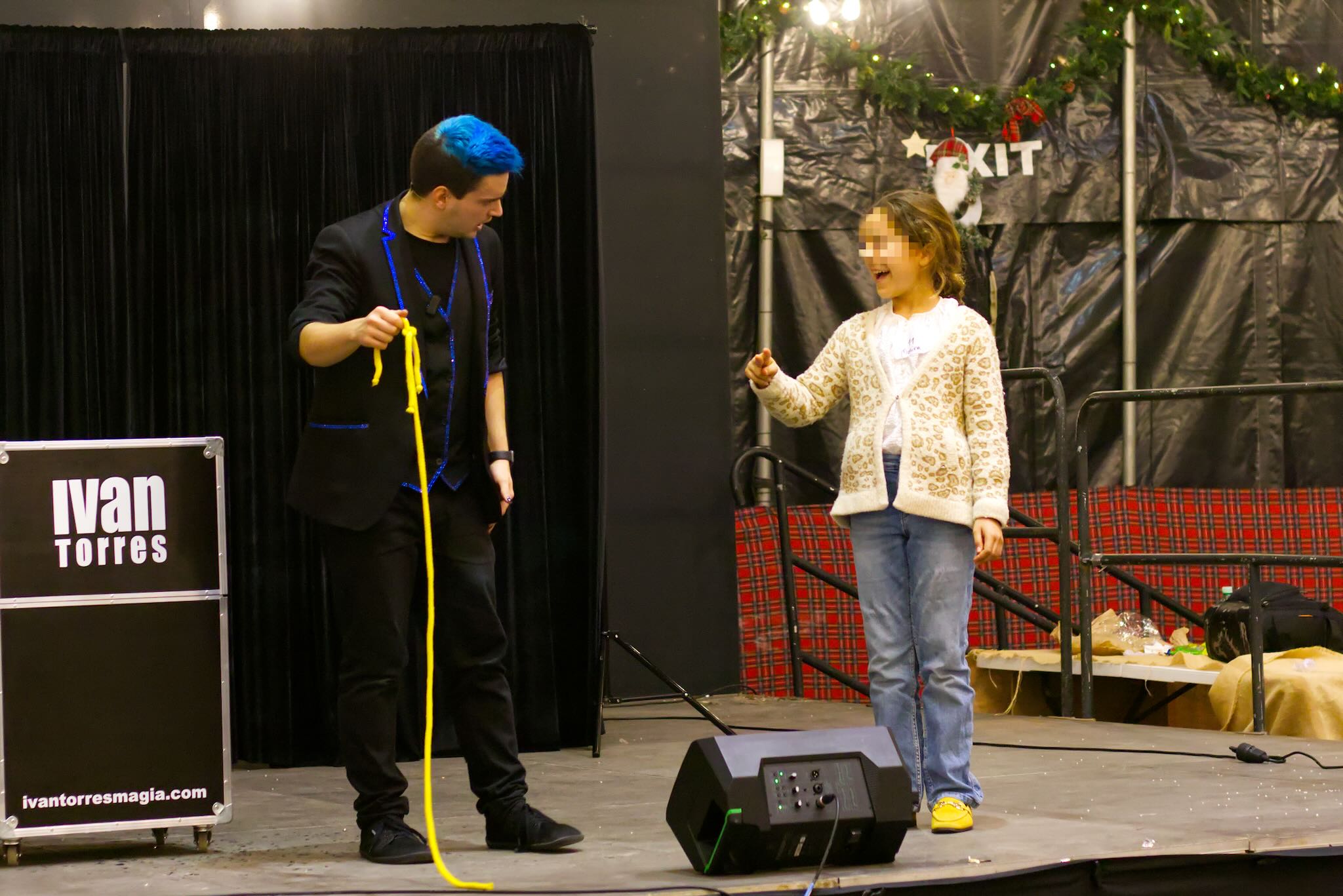 El mago Ivan Torres divirtiendo a una niña con magia.