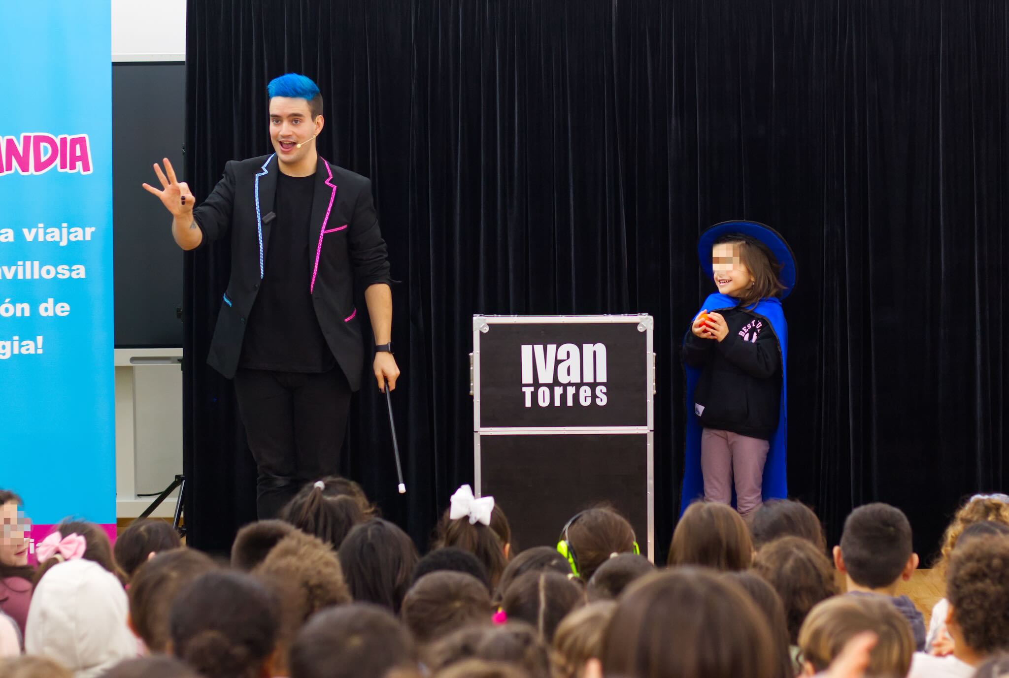 El mago Ivan Torres actuando junto a una niña en su show.