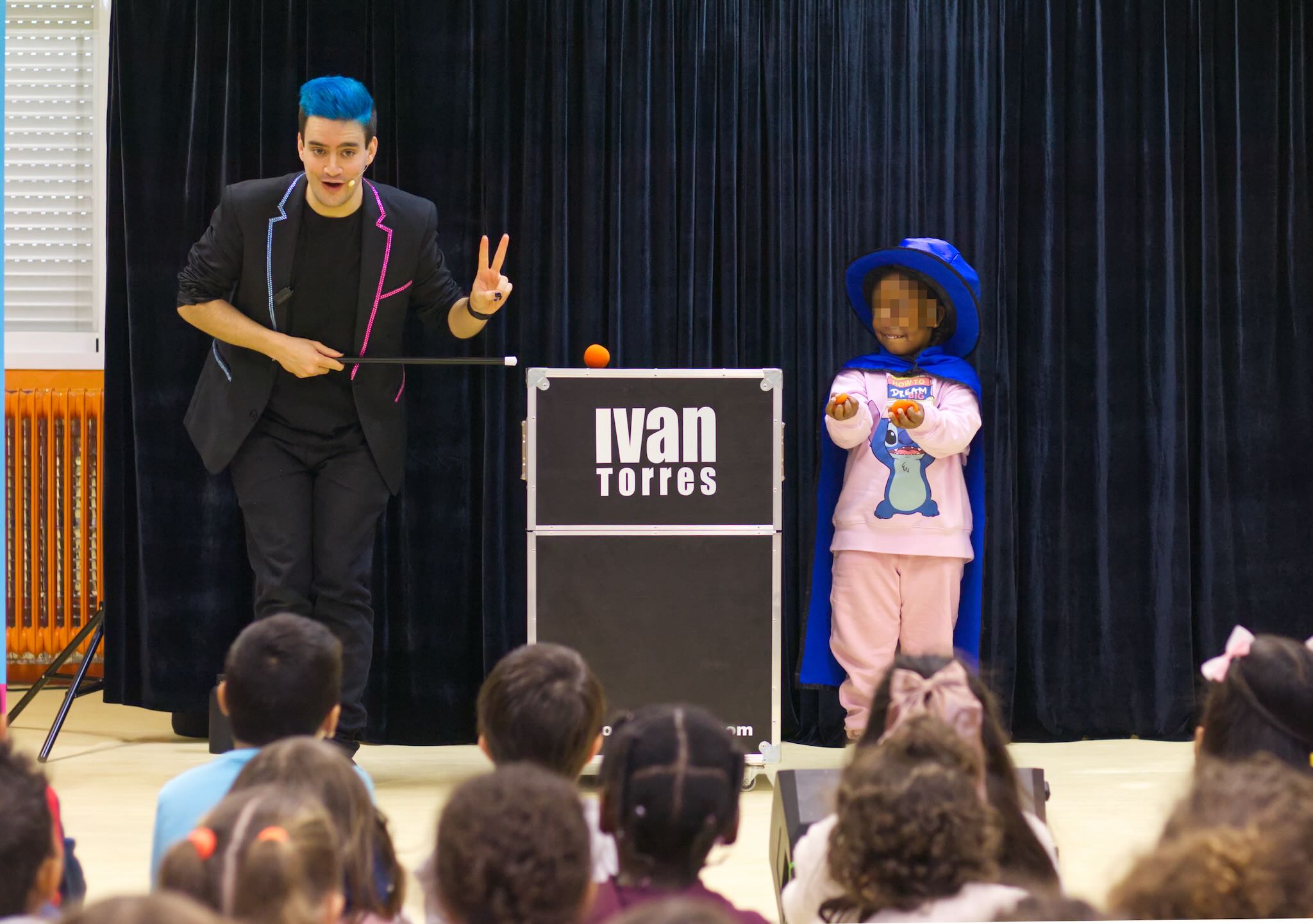 El mago Ivan Torres realizando un truco de magia para niños.