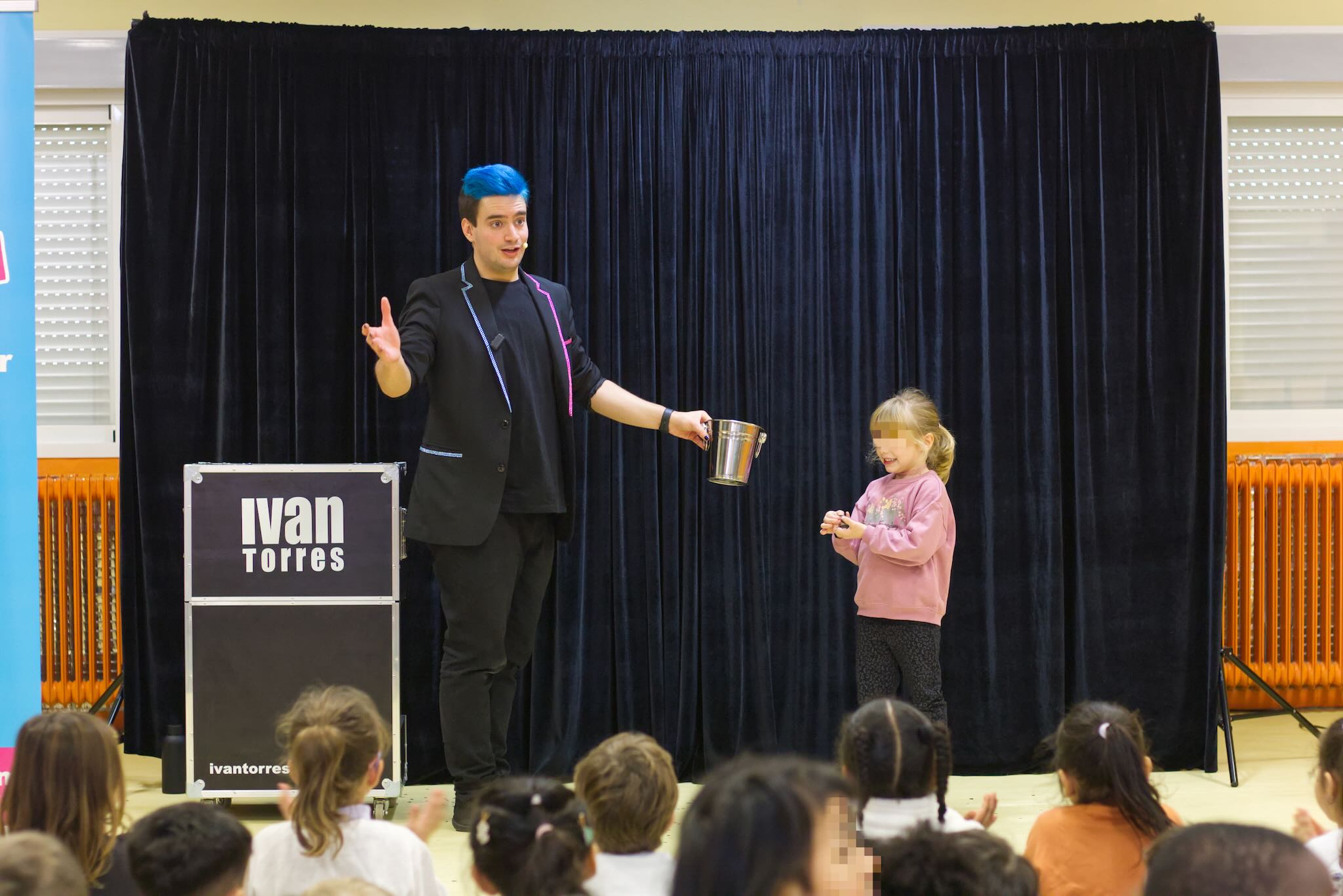 El mago Ivan Torres realizando un truco de magia para niños
