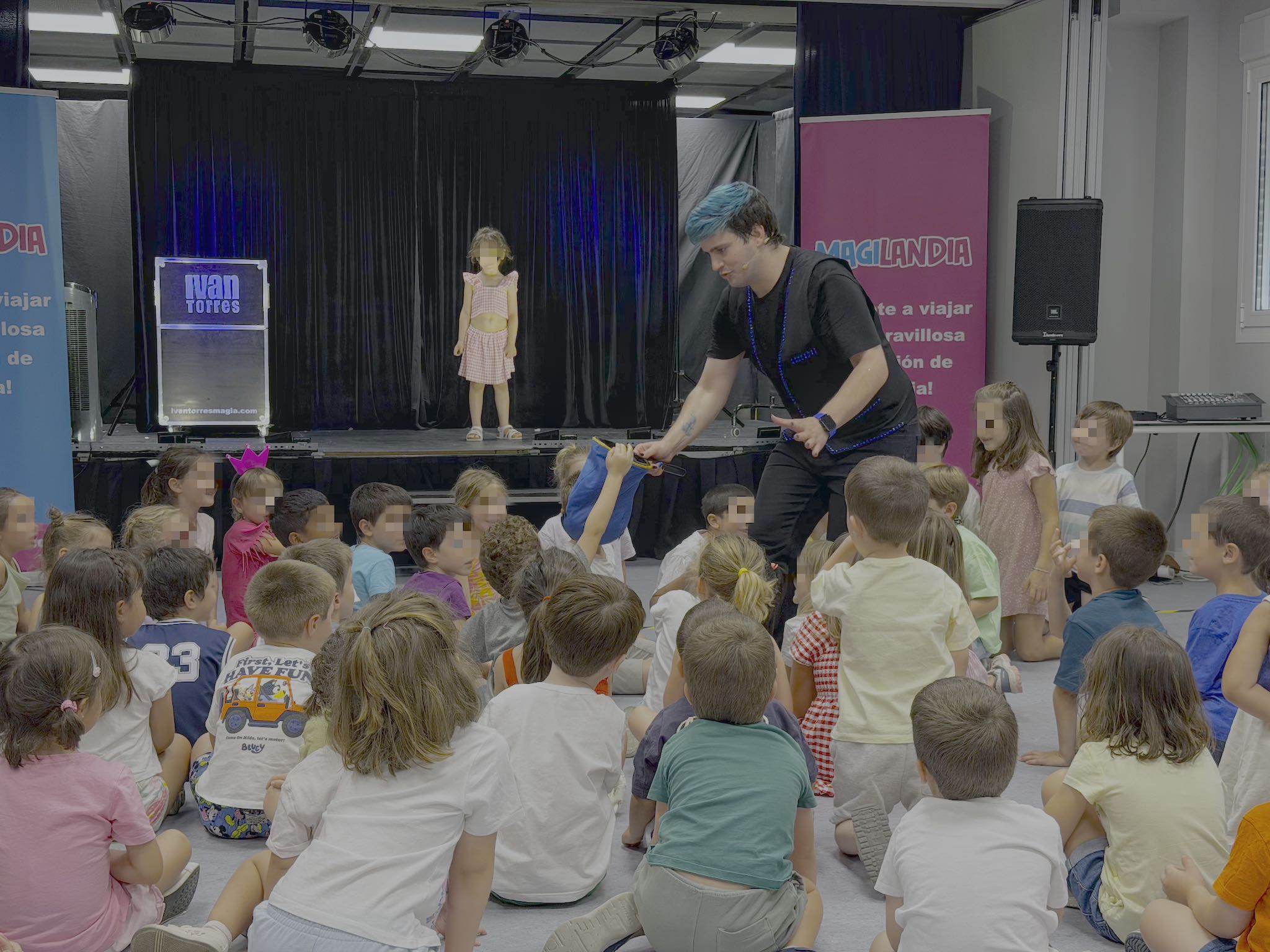 El mago Ivan Torres realizando un espectáculo infantil de magia.