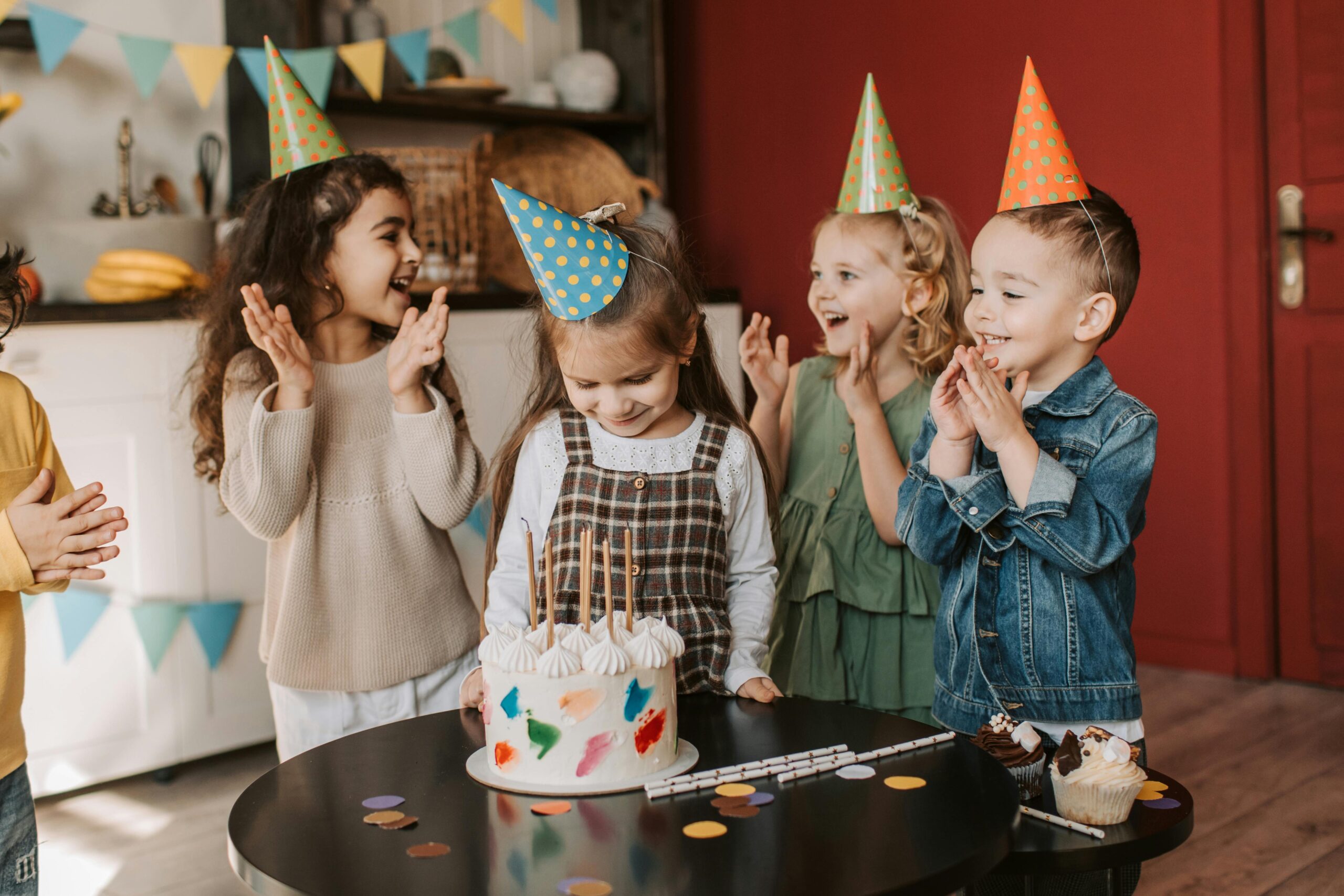 Foto de stock gratuita sobre celebración, chaval, chavalas, de pie, mesa, fotos de niños, pastel de cumpleaños, sombreros de fiesta, sonriendo en fiesta de cumpleaños infantiles